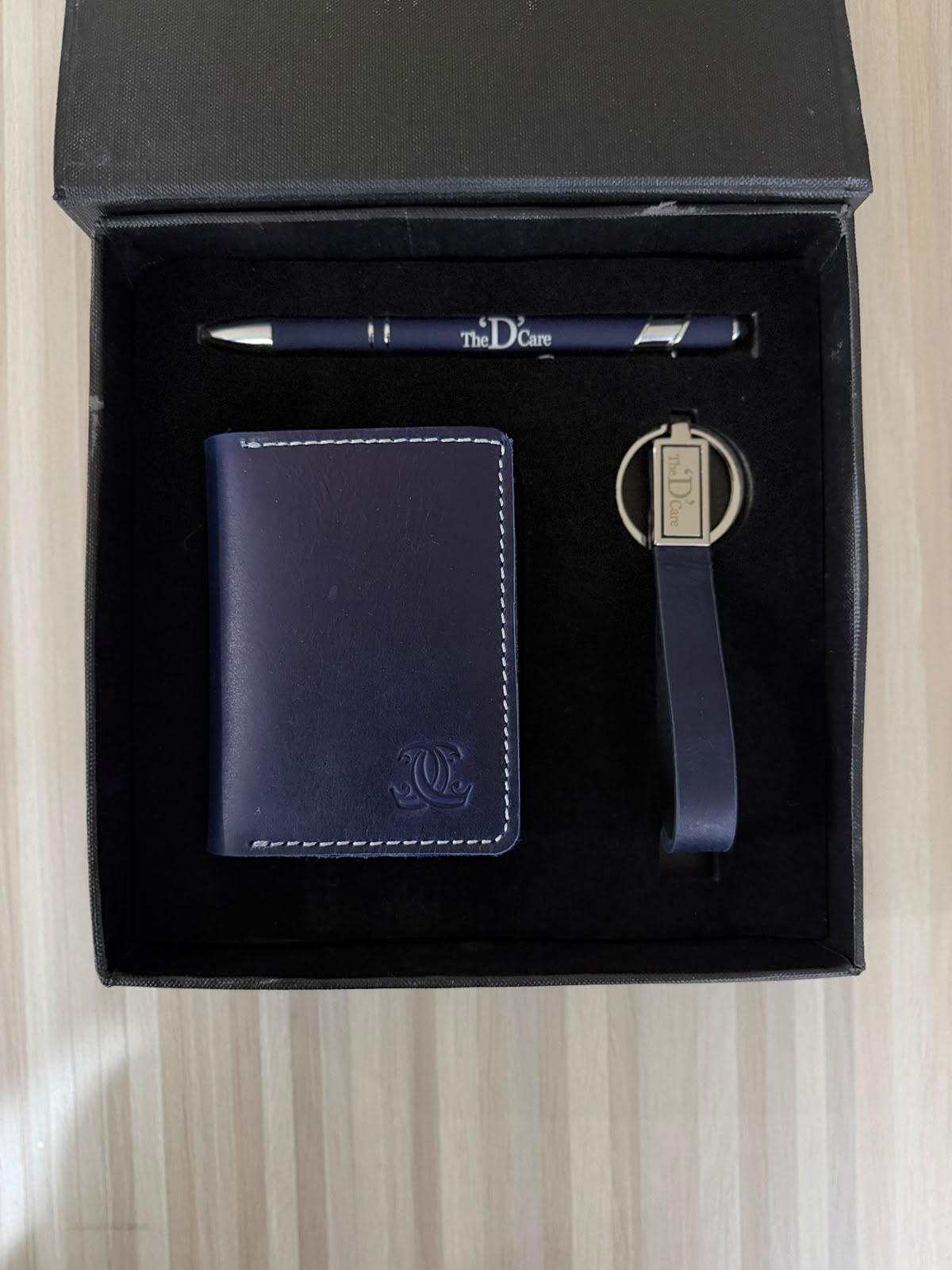 Personalized leather card holder and gift packaging